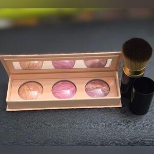 Laura Geller Natural Finish Baked Blush Trio Compact & Retractable Kabuki Brush
